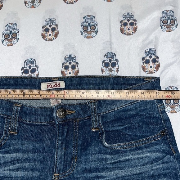 Mudd size 9 jean shorts w/ embroidered pockets.  Good condition.  Waist 31 “ - Picture 4 of 4